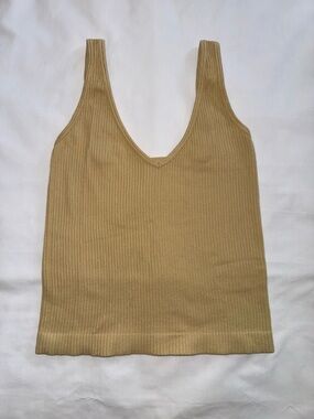 AURA Ribbed V-Neck Cropped Tank Top in Light Yellow S/M